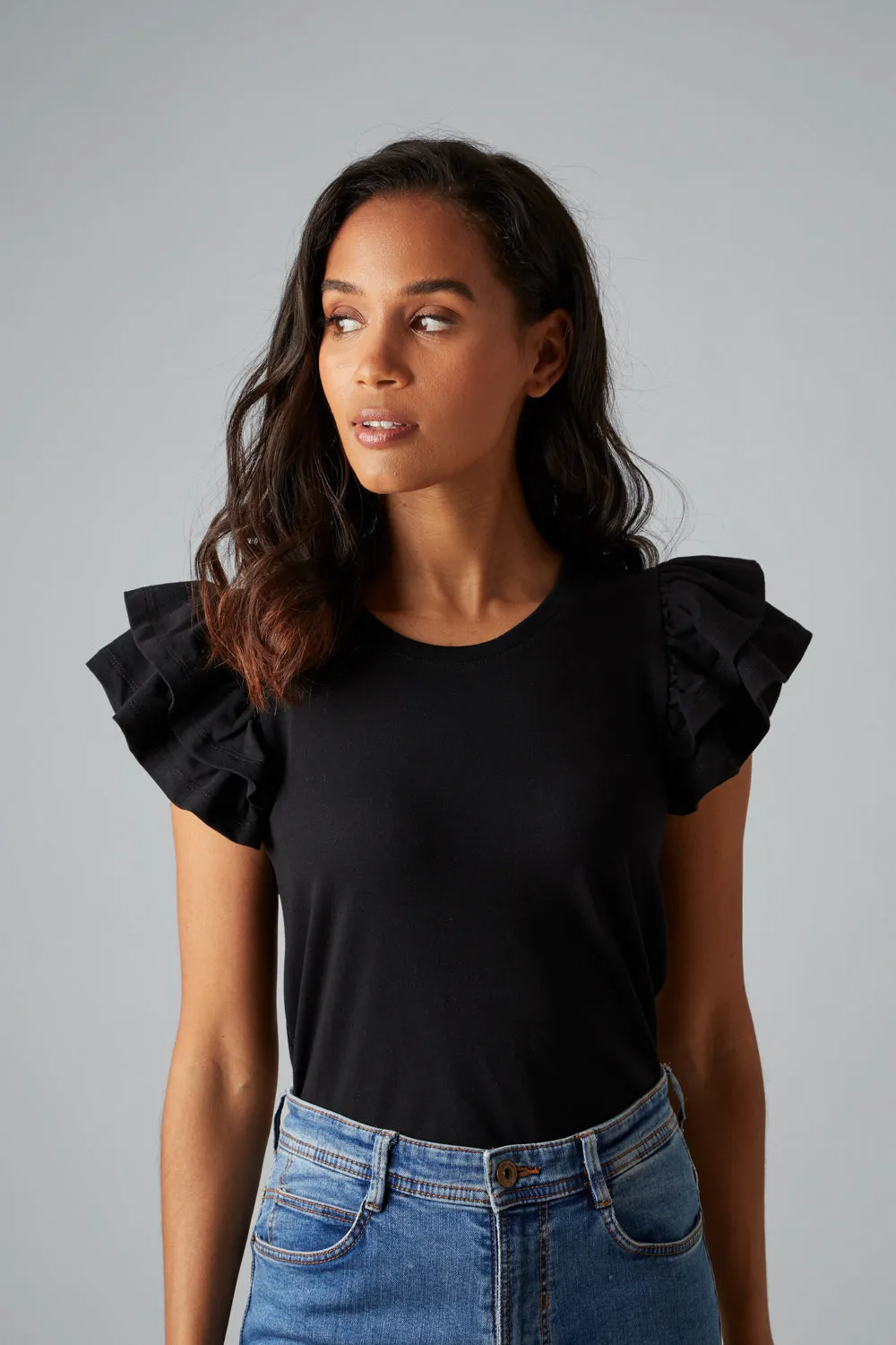 UMA-SLIGHT SCOOP NECK RUFFLE SLEEVELESS T-SHIRT